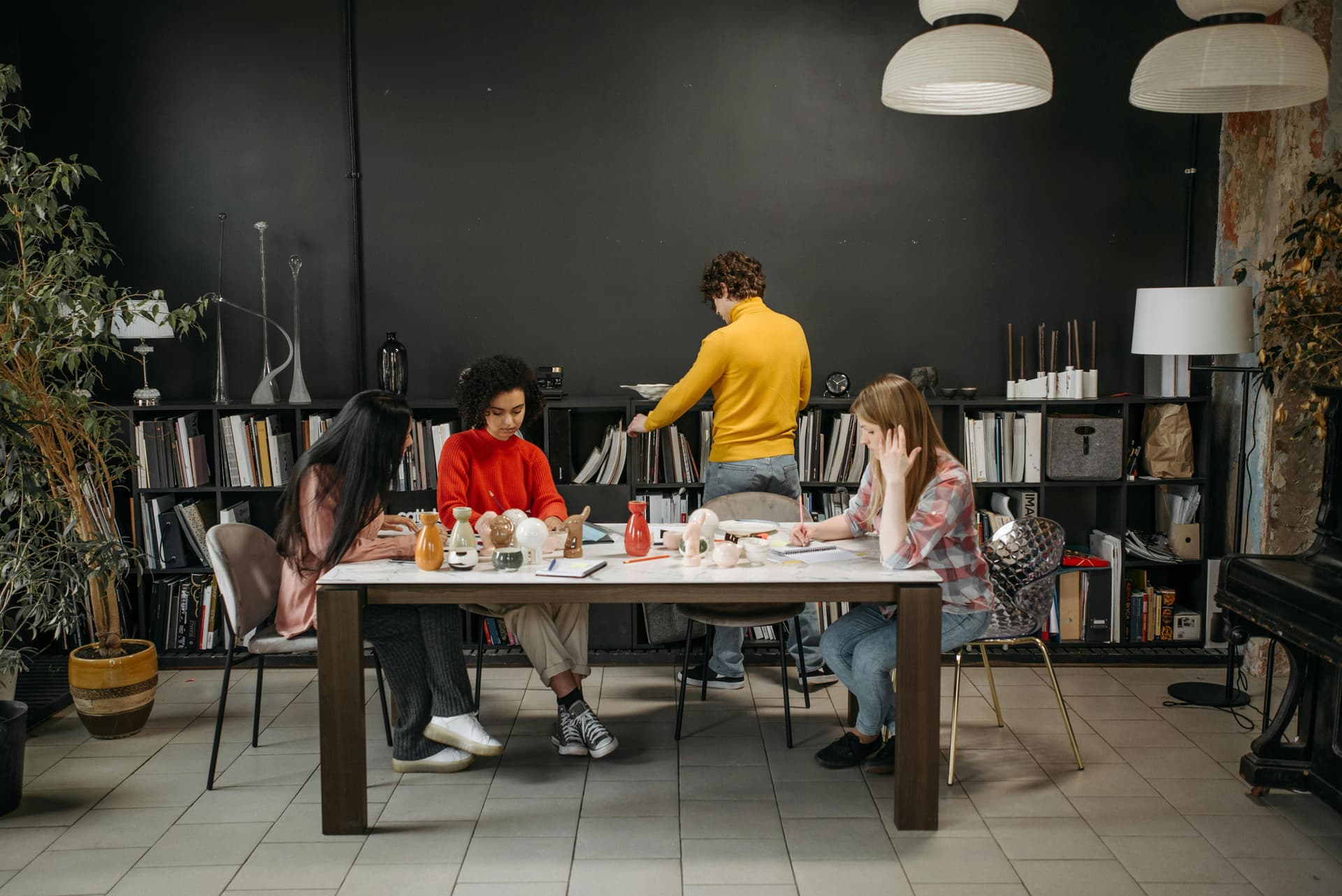 Emma Van Damme en team aan het werk in Brussels studio